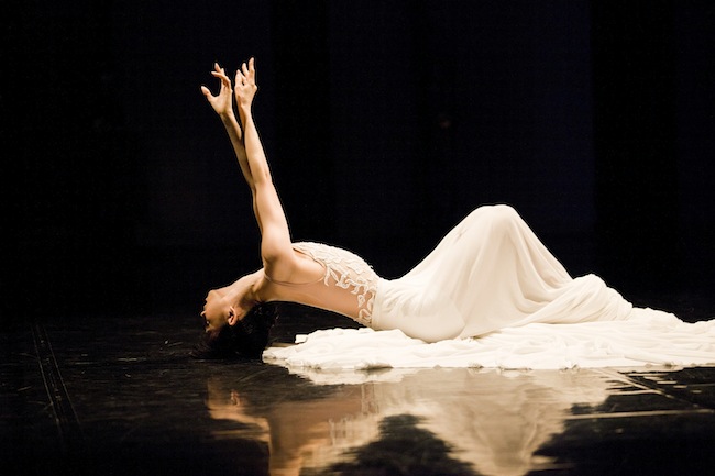 Jessica Lang Dance in The Calling. Photo by Takao Komaru.